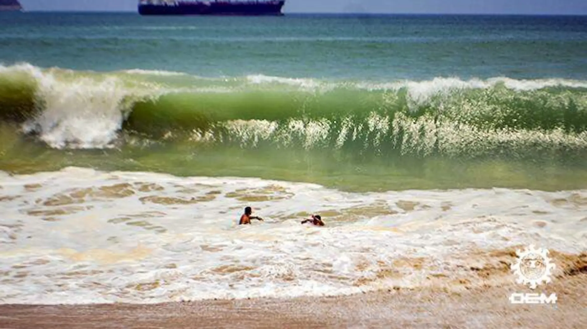 Acapulco - Olas de hasta tres metros en playas de acapulco